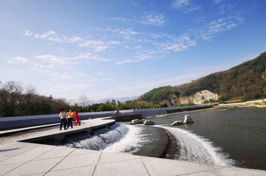 在 陈溪乡下管溪美丽河道建设工程的2号堰坝——鲤鱼坝,坝下清泉涌动