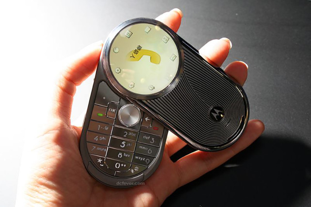 摩托罗拉aura复刻版概念机曝光,两块旋转屏,外观秒杀所有品牌