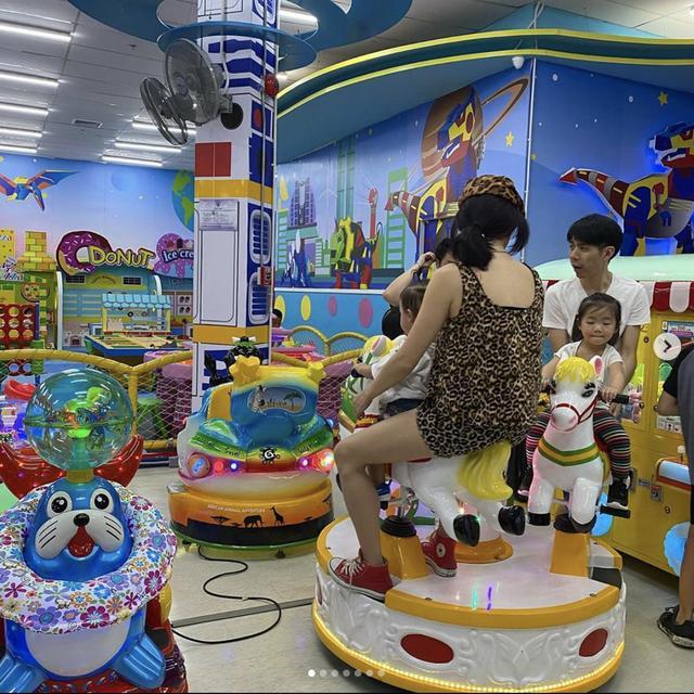 张柏芝意外曝光三胎儿子长相小儿子大眼灵动超萌毫无混血特征