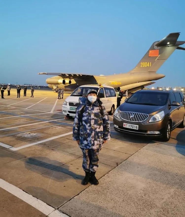 天色漸亮,交接好班,摘下防護面罩,褪去防護服的海軍軍醫大學第三附屬