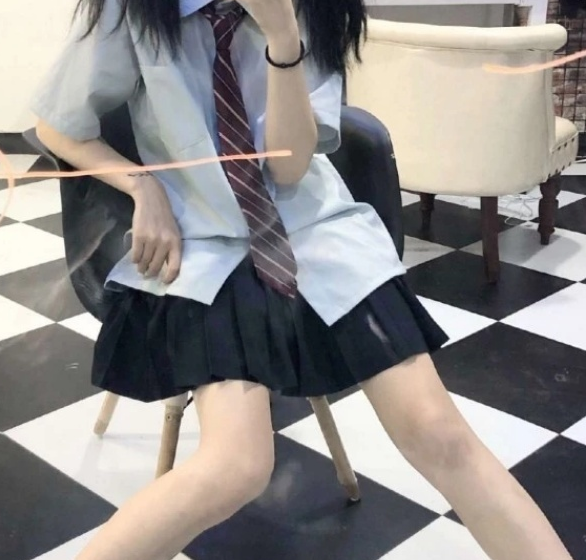 学生党久坐腿会变的越来越粗学会3招课间瘦腿法轻松练出筷子腿