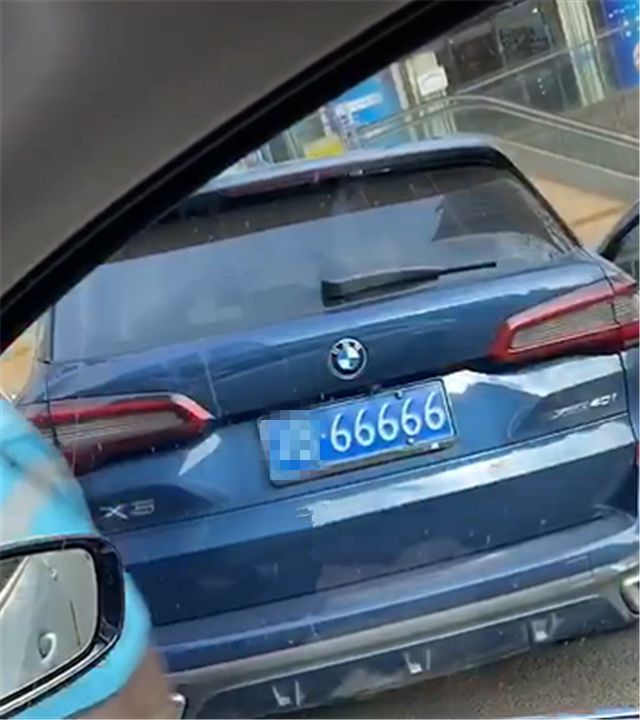 86万宝马x5挂66666五连号牌,牌值7位数,车主是某公司老总