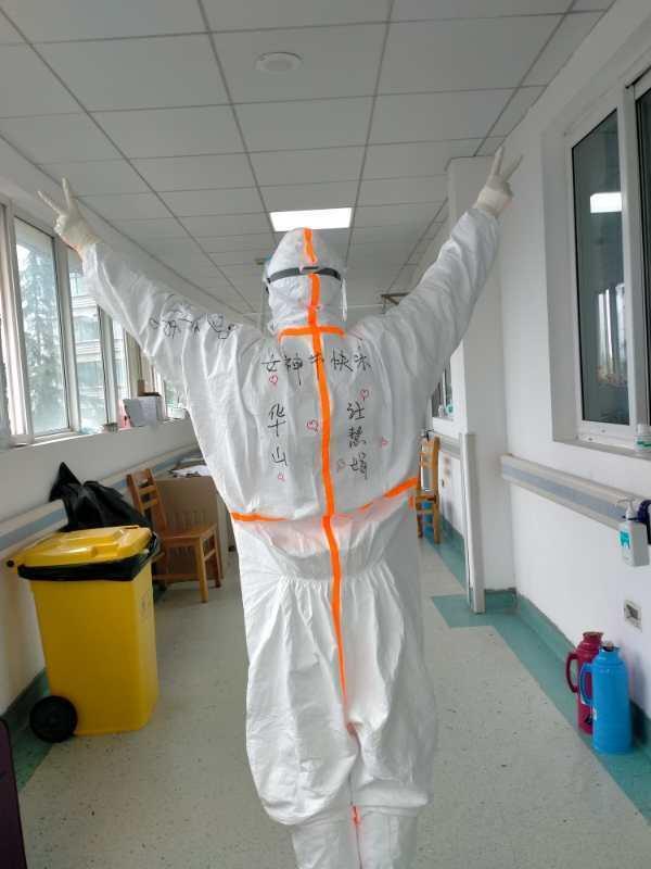 3月8日妇女节当天,汪慧娟的防护服上写着"女神节快乐" / 上海医疗