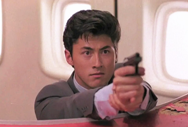 王敏德名模妻子近照短裤出镜一脸霸气2个女儿穿旗袍曲线尽显