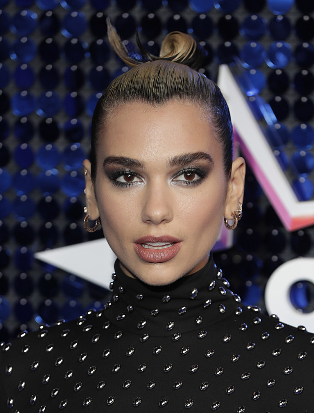 杜瓦·里帕穿黑色钉珠开叉礼服出席颁奖典礼, 冷艳性感