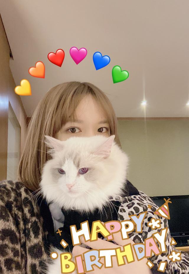 程潇晒与爱猫合照素颜眼袋显疲惫罕见拨开刘海发际线抢眼