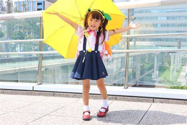 同样是小学生cos躲过了超萌哪吒看到小丑女坐不住了
