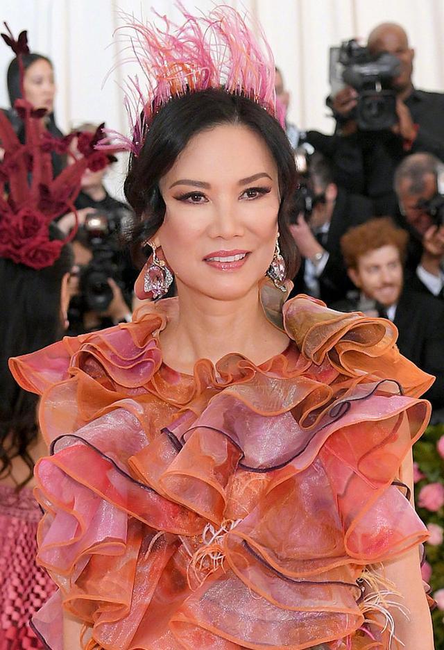 邓文迪的发型和妆容还是值得称赞的,棕色的高挑眉毛不仅与发色相搭配