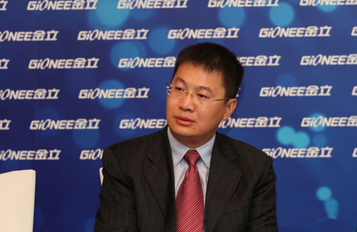 卢伟冰发帖锤爆荣耀v30pro