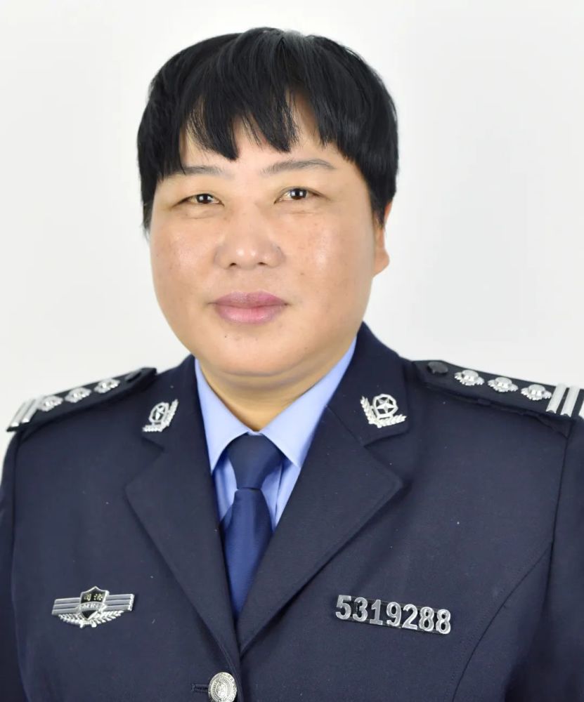 所急,在单位警察职工餐厅急需工作人员时,她坚定的报名来到新的岗位上