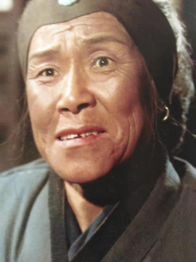 王夫人凤丫头我们和刘姥姥不是一家子你裁度着办就行