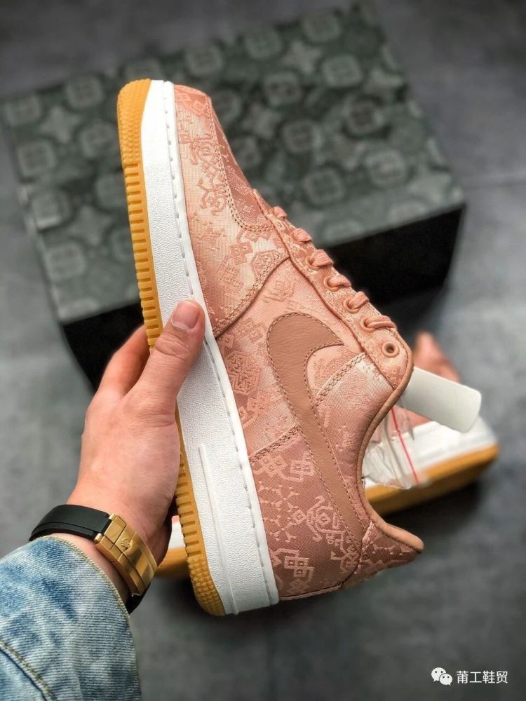 clot x nike air force 1玫瑰金配色,和往常一样,丝绸系列暗藏的惊喜