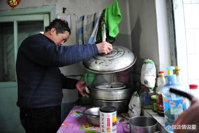 儿子 爸 你口味儿变重了 老父亲 我感觉刚刚好呀 父母 老人 儿子