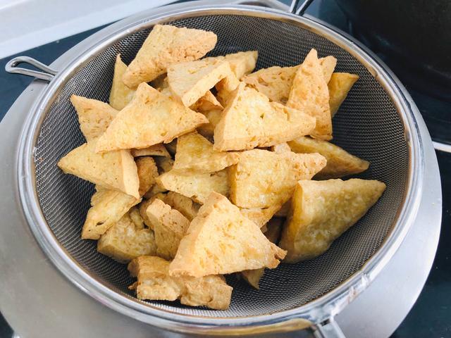 豆腐改刀成三角,炸至金黄再爆炒,简单的红烧三角豆腐就搞定