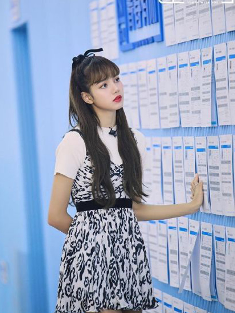 Lisa的综艺新造型曝光，黑