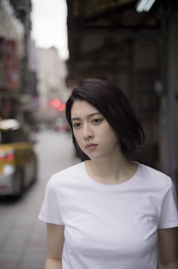 真霸气 杰伦新歌女主角三吉彩花穿1万8风衣 一点都不 傻白甜 腾讯新闻