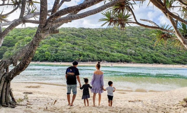周杰伦晒一家四口海边度假照,发文祝昆凌节日快乐超宠溺