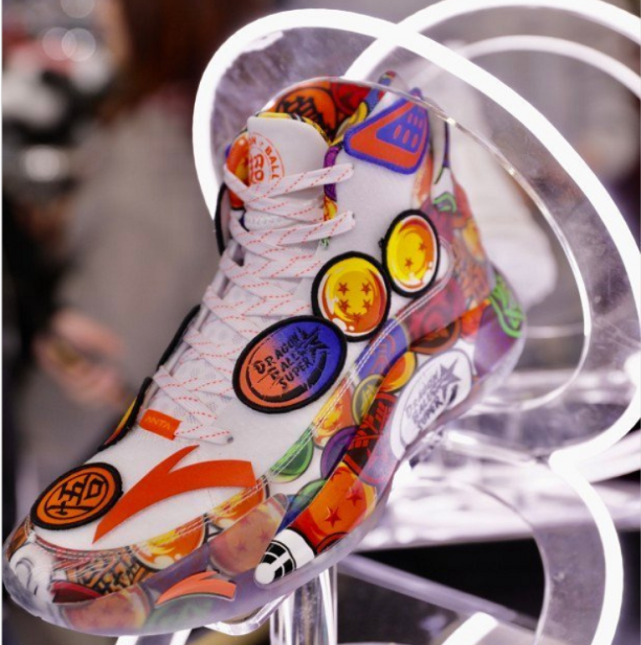 安踏kt5龙珠联名篮球鞋采用全明星的设计样式搭配龙珠的元素