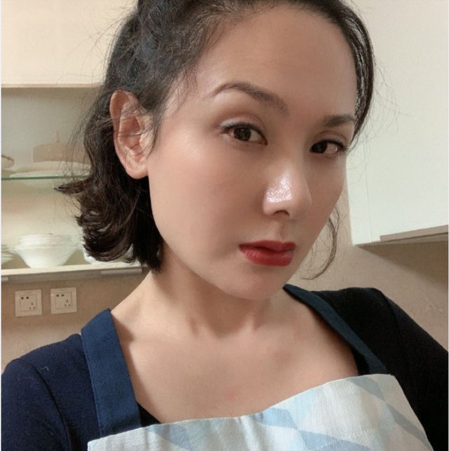 程莉莎忙家务到深夜不忘为大家送节日祝福 浓妆艳抹化身最美厨娘