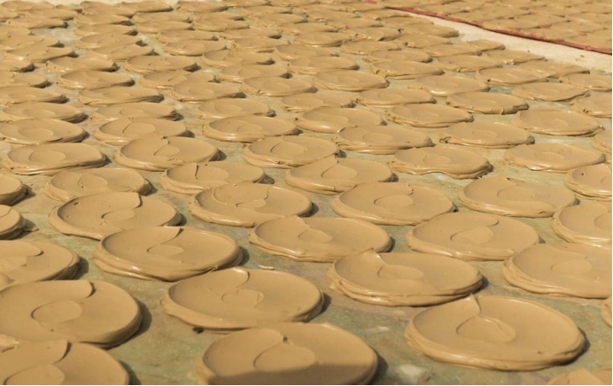 一个爱用土做饭的国家:国民食物是泥巴饼,他们国家的土功效神奇