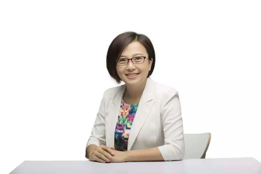 她是北京师范大学心理学博士,北京青年政治学院副教授,也是《不咆哮