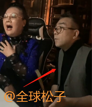 杨议与妻子罕见同框直播,女方曾是歌舞团台柱子,歌声十分动听