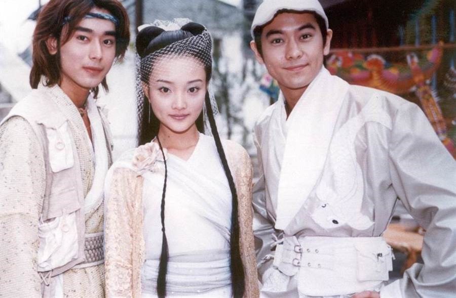 欧阳娜娜乾爹是他!灿笑合影「泰版林志颖」