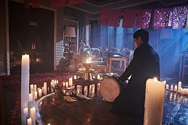 在声势浩大的驱魔仪式中,驱魔师发现带头的鬼魂竟然是当年第一个失踪