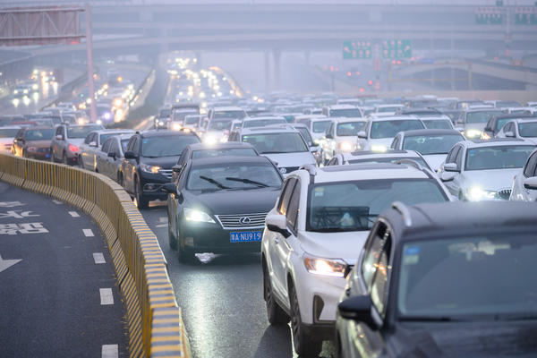 郑州下起了小雨,中州大道南向北(陇海路至金水路)路段堵车