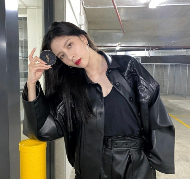 酷盖女孩帅气归来,宋妍霏一身酷黑装扮现身,比耶挥手又甜又a!