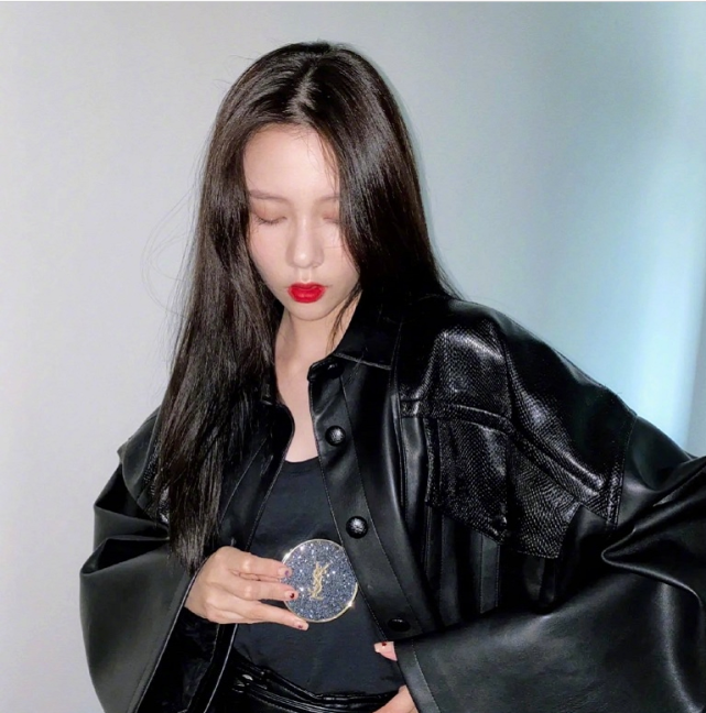 酷盖女孩帅气归来,宋妍霏一身酷黑装扮现身,比耶挥手又甜又a!