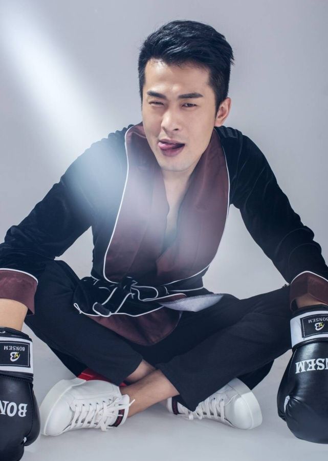 网红凭什么赚这么多钱李佳琦靠狗辛有志靠嘴