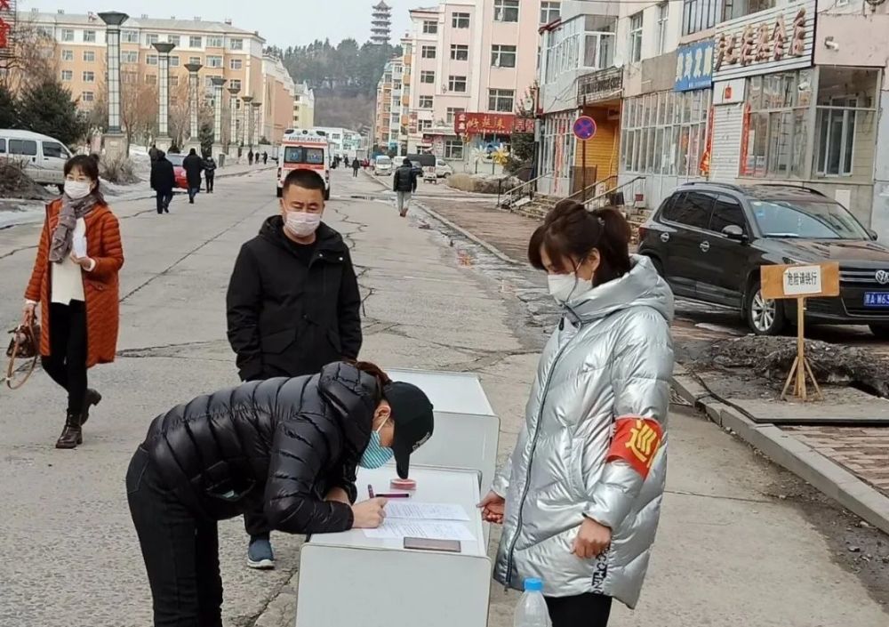 日前,亚布力林业局有限公司全力解决返程务工人员出行问题.