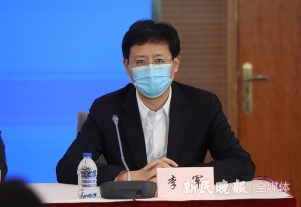 卫生健康委新闻发言人郑锦,市经信委副主任张建明,市国资委副主任袁泉