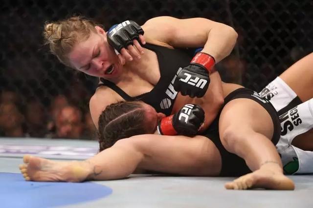 "后来,隆达罗西横空出世,通过超高水平的摔柔打法开创了女子mma的辉煌