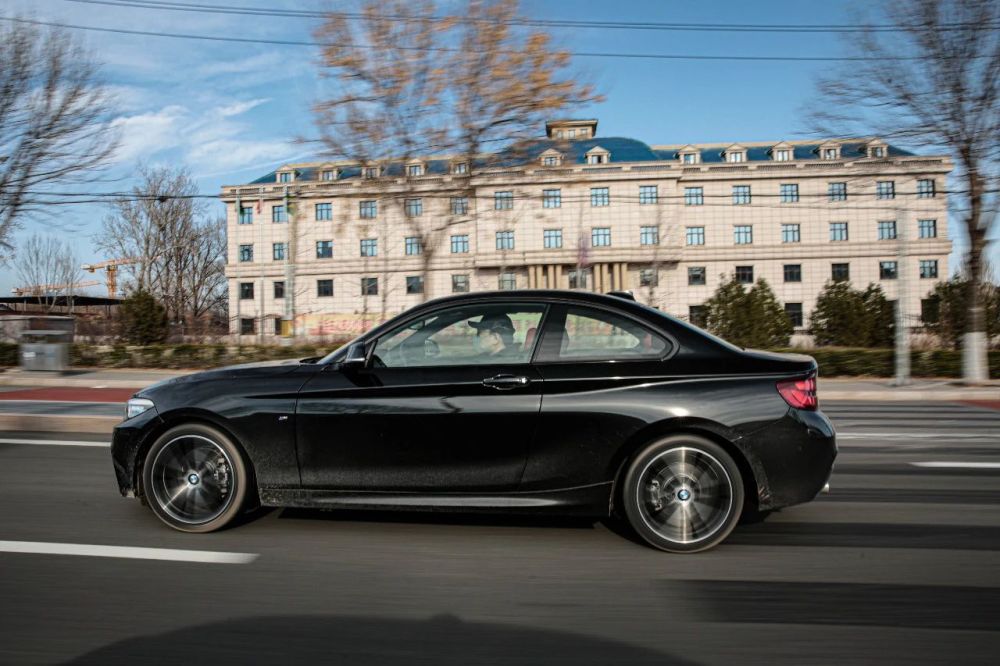 f22是这一代宝马2系硬顶版的底盘代号(敞篷版底盘代号为f23),韧性是我