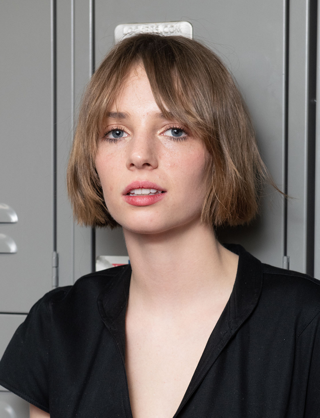 玛雅·霍克身穿兰色长裙参加演出,英俊潇洒,眉宇之间尽是多情!