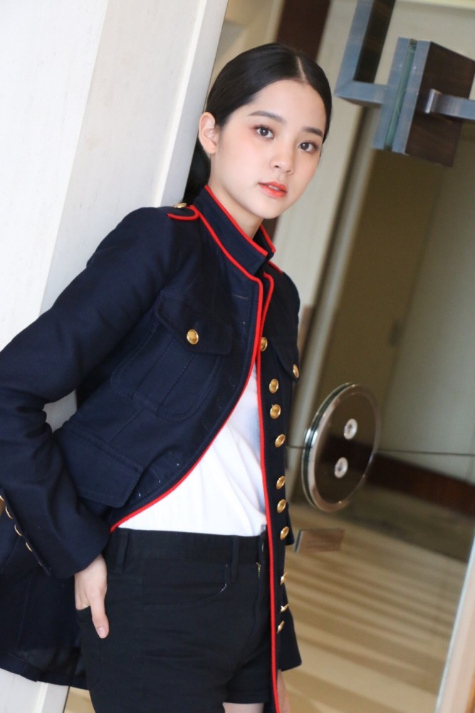 欧阳娜娜一组翻箱照,穿衣越来越大胆,"制服"打扮太性感了
