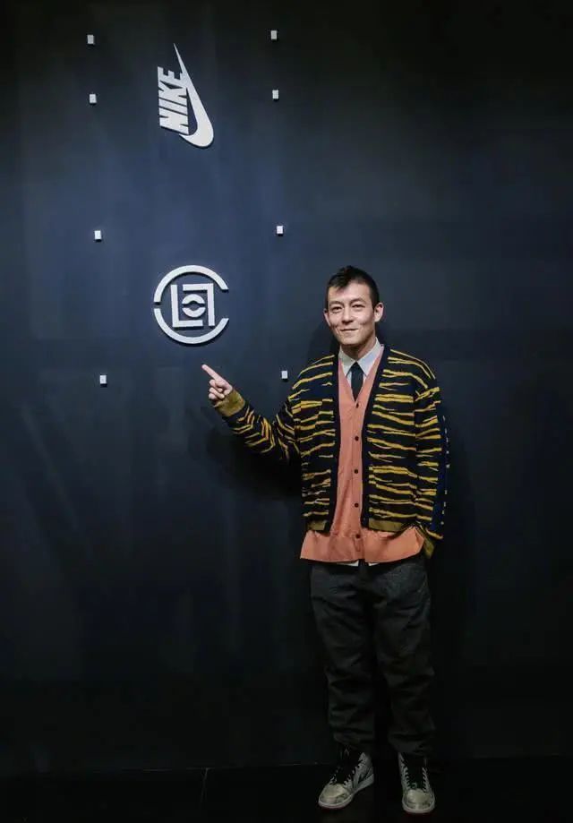 人到中年,如何穿的有魅力?看看陈冠希,潮气穿搭,魅力不减当年