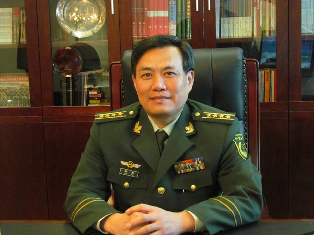 司令员眼中的抗疫英雄15朱峥嵘藏起住院通知的白求恩式医生