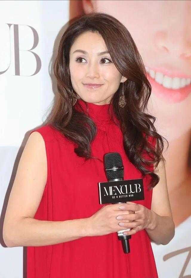 49岁酒井法子不显老 大波浪卷发搭配红色连衣裙减龄时髦 美腻了 酒井法子 红色连衣裙 连衣裙 搭配 大波浪 卷发