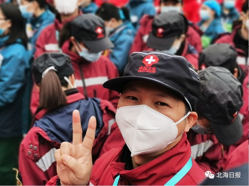 王柏磊比出胜利的手势.