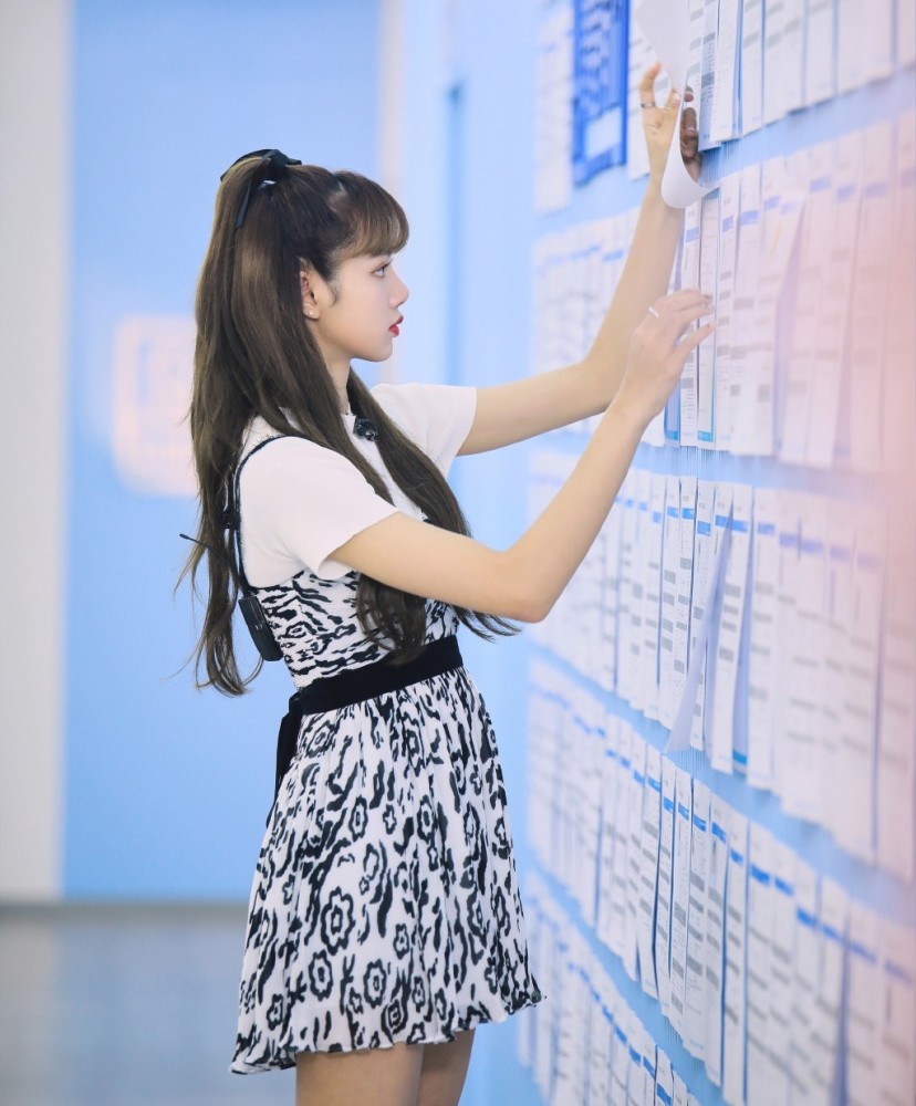 青春有你2晒照lisa穿t恤配吊带褶皱裙小公主范十足