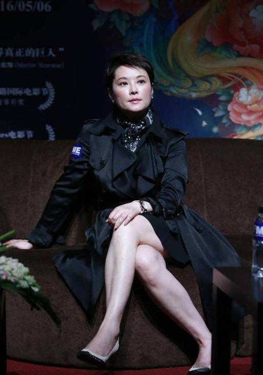 46岁袁立仍然挑战超短裙虽然腿上肌肉感明显但看脸就不好惹