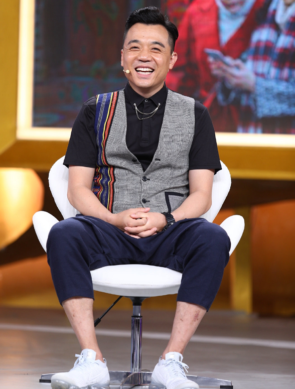 安家的秦涛戏外凭霸王别姬出道拍武打戏时曾险些丧命