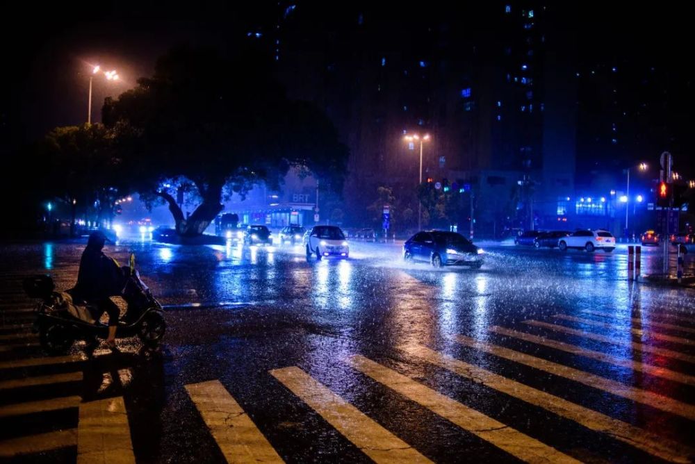 刮风下雨夜晚图片