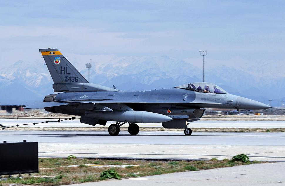 由于希尔空军基地有3个中队,因此决定解散其中一个,并将40架飞机分散