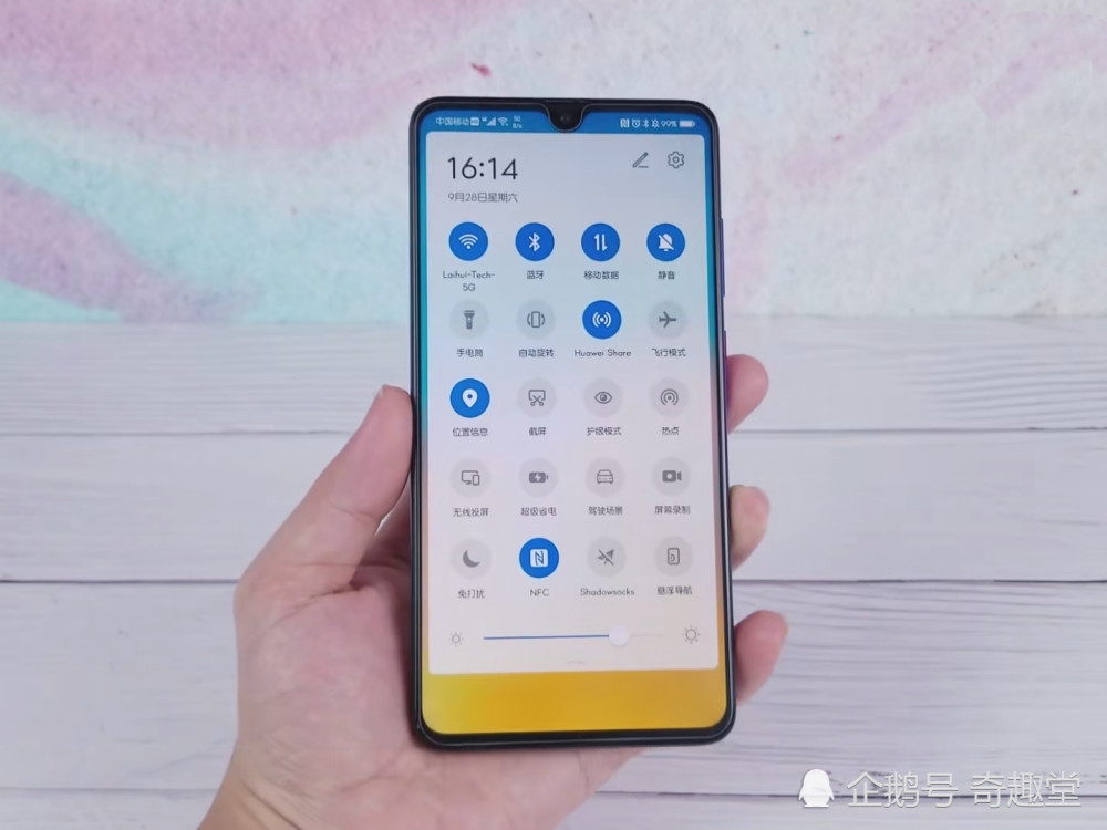 华为mate20升级emui10后,系统界面采用了全新的设计,焕然一新,改头换