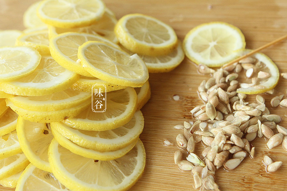 2,把柠檬核全部处理干净后,将柠檬片放入电饭锅里,柠檬片尽量铺开.