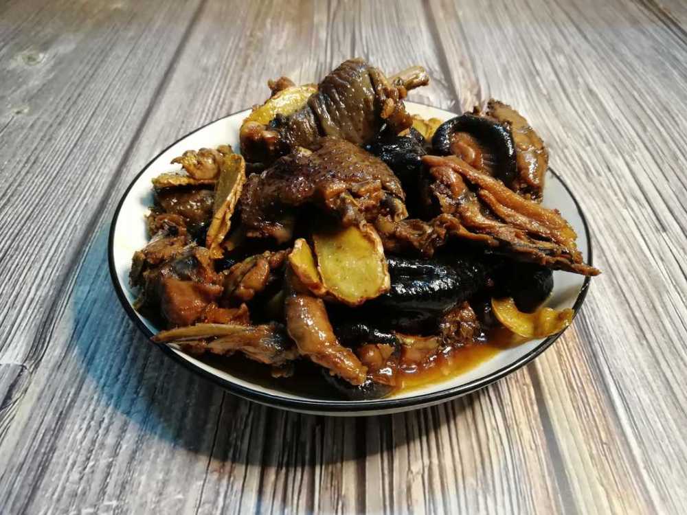 姜爆麻油乌鸡,女人月子里的美味,泉州老阿姨做的,连汤都不剩下